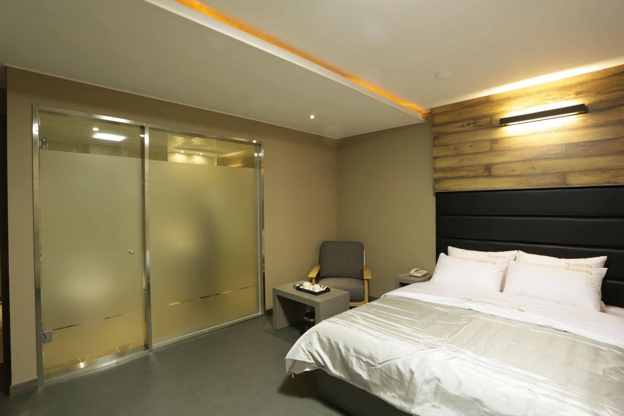 Radiance Tourist Hotel Geoje Exterior foto